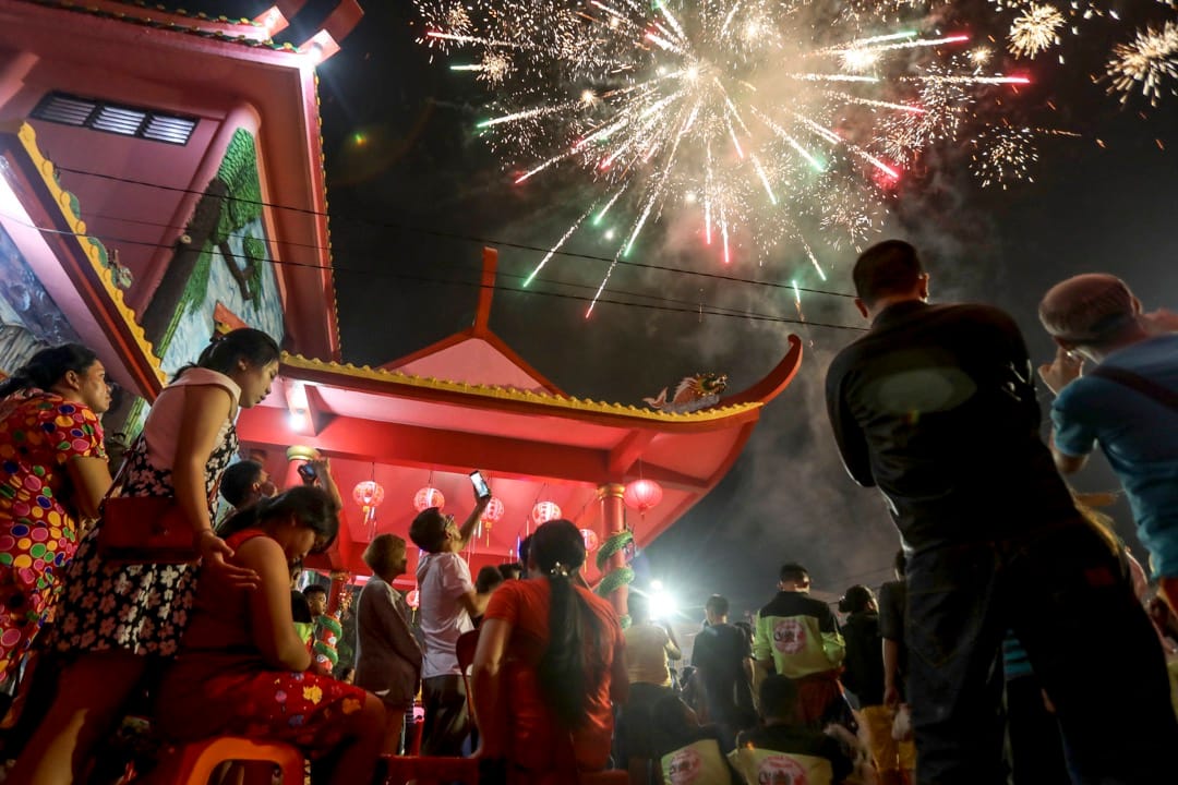 2018年2月16日，印尼棉蘭，人們到 Pak Pie Hut Cou 寺觀看農曆新年煙花。