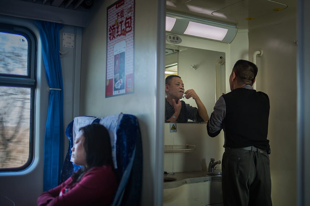 清晨,乘客在洗臉間剃鬍子。