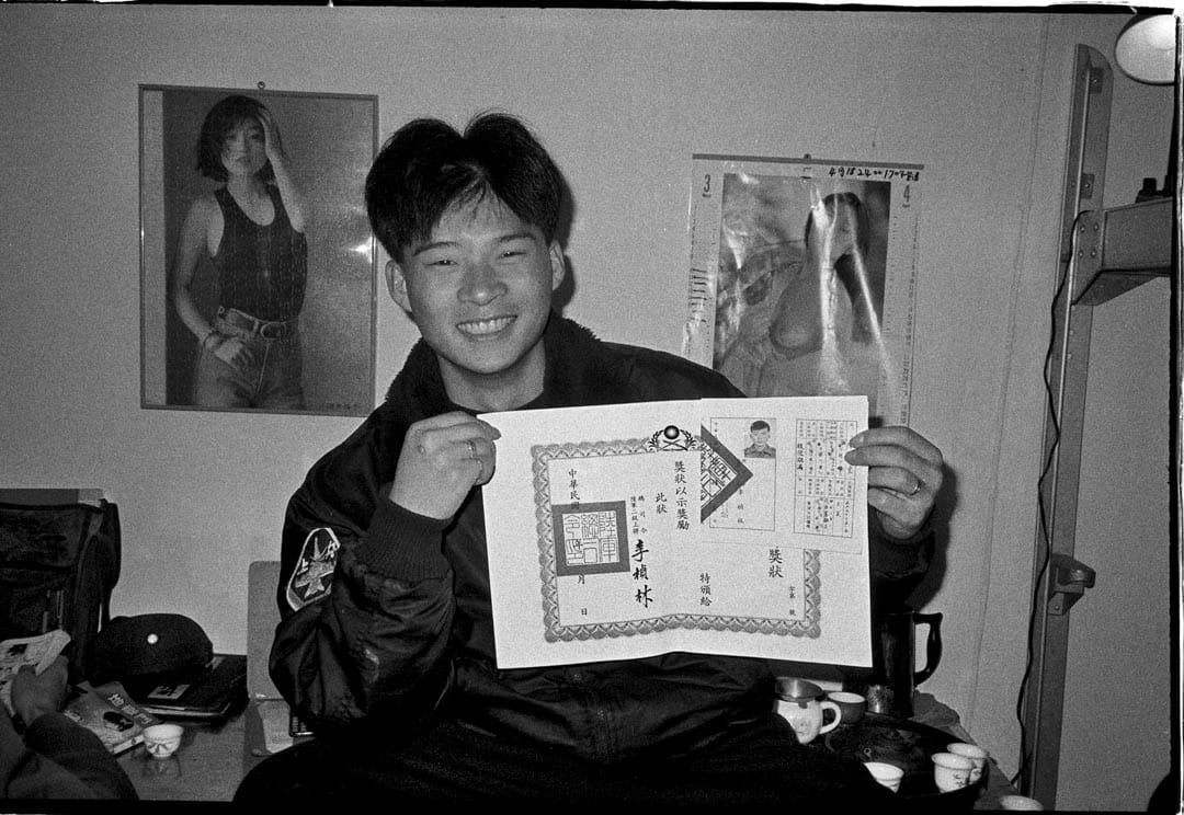 他是陳雅堂，拿著退伍令與陸軍獎狀一副爽的模樣。沒錯，退伍了就是爽！ 