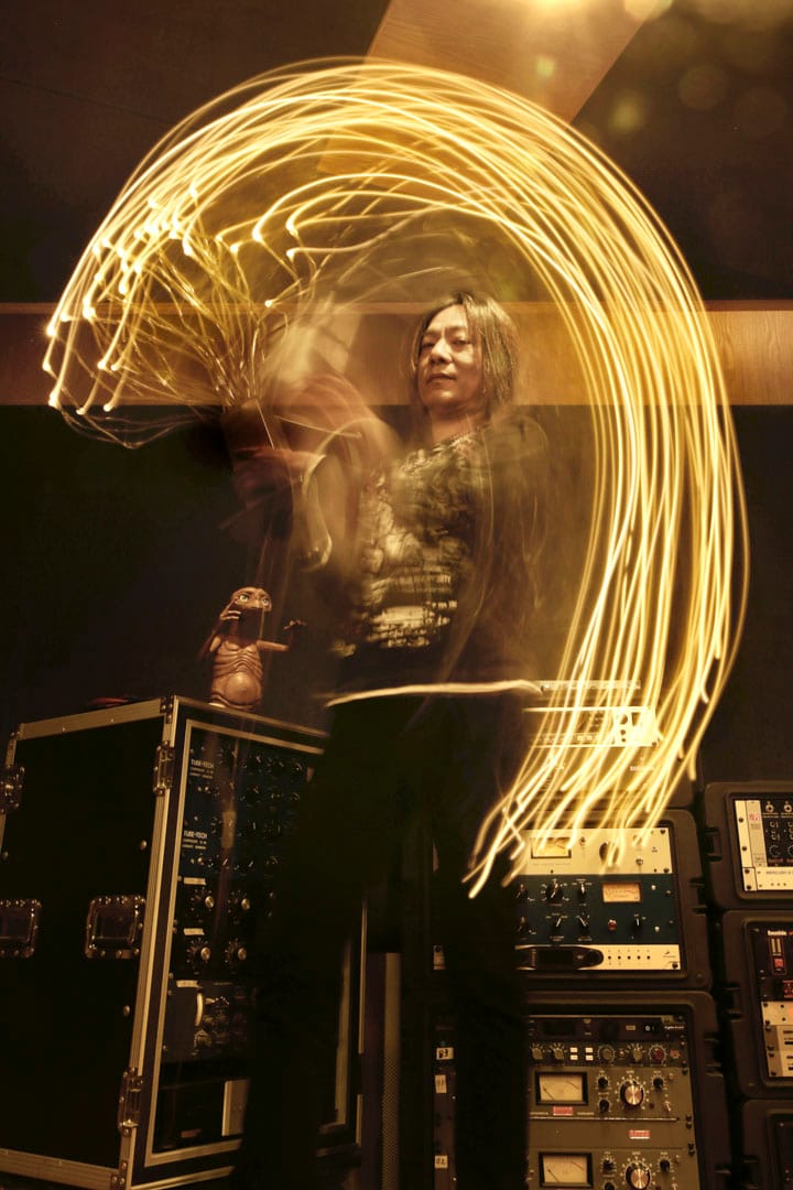 颜仲坤就这样在北京住了13年,偶尔回到高雄和台北陪陪亲人。这些年间为内地的音乐添了不少新作品。除了老搭档窦唯和超载的新专辑,还有羽泉的《朋友难当》、李健的《风吹麦浪》和朴树的《平凡之路》等一系列听众们耳熟能详的好歌。