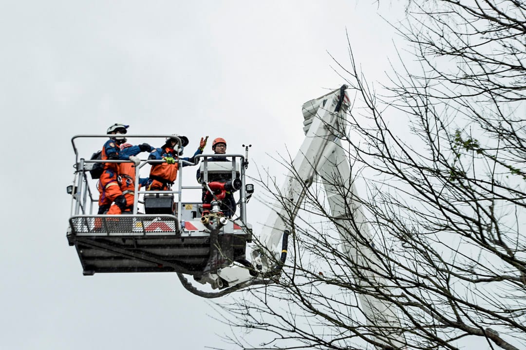 下午二時三十分,雲翠大樓救災人員由雲車送入高樓層入內搜救。