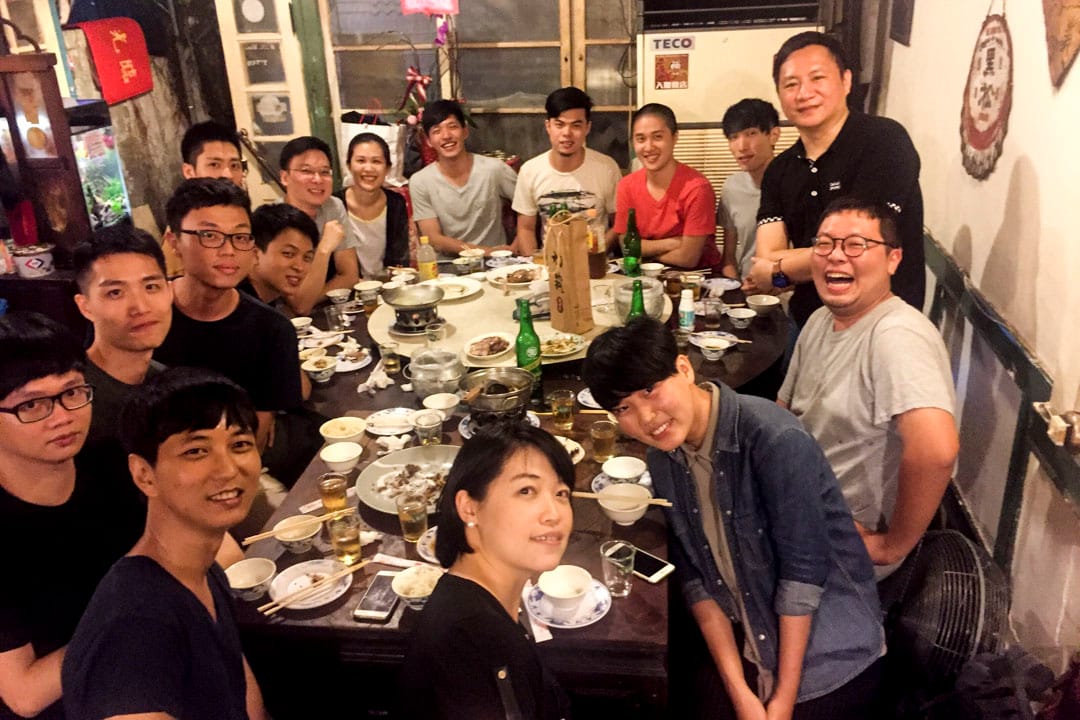 2017年7月，王丹離開台灣前與學生們聚會，太陽花學運領袖林飛帆、陳為廷也在座，王丹與學生們合影留念，而聚會的地點選在阿才的店。