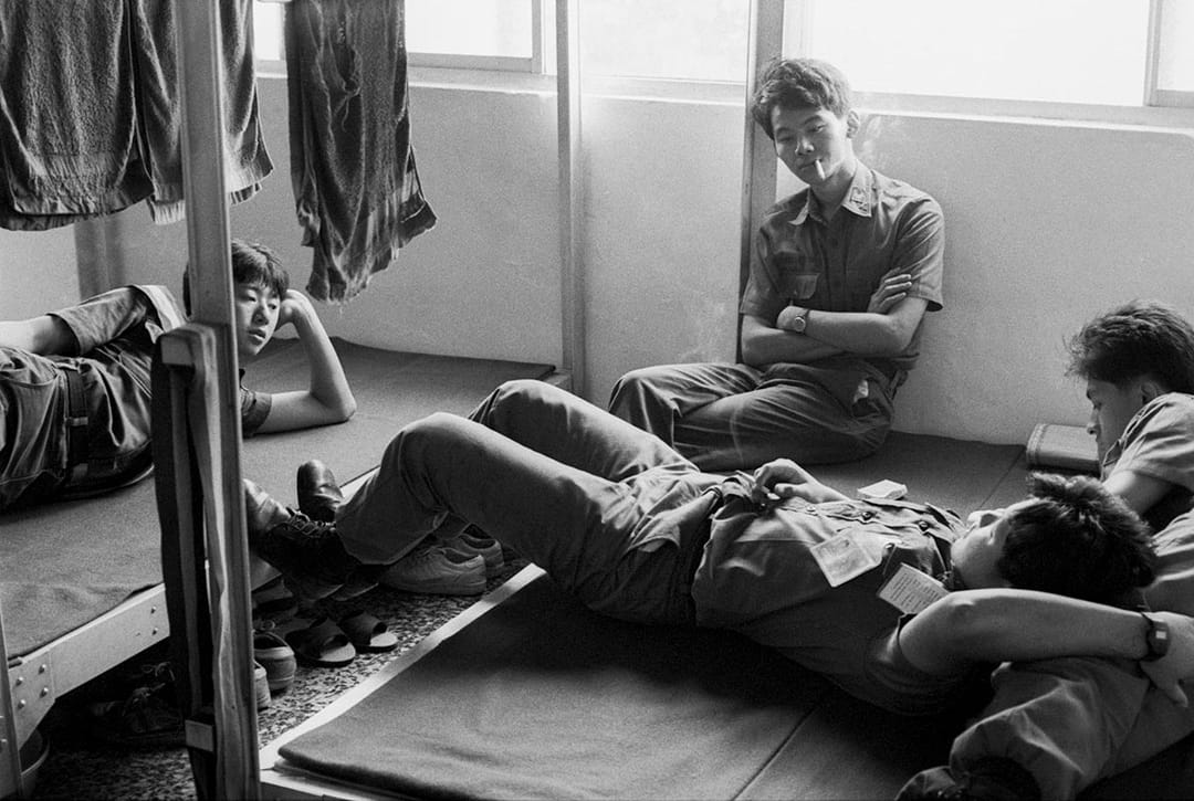 （左起）中士 馬光明、熊正燐、延榮正和上士日國光在莒光日電視教學的休息時間，或坐或躺的在寢室床上抽煙、聊天。