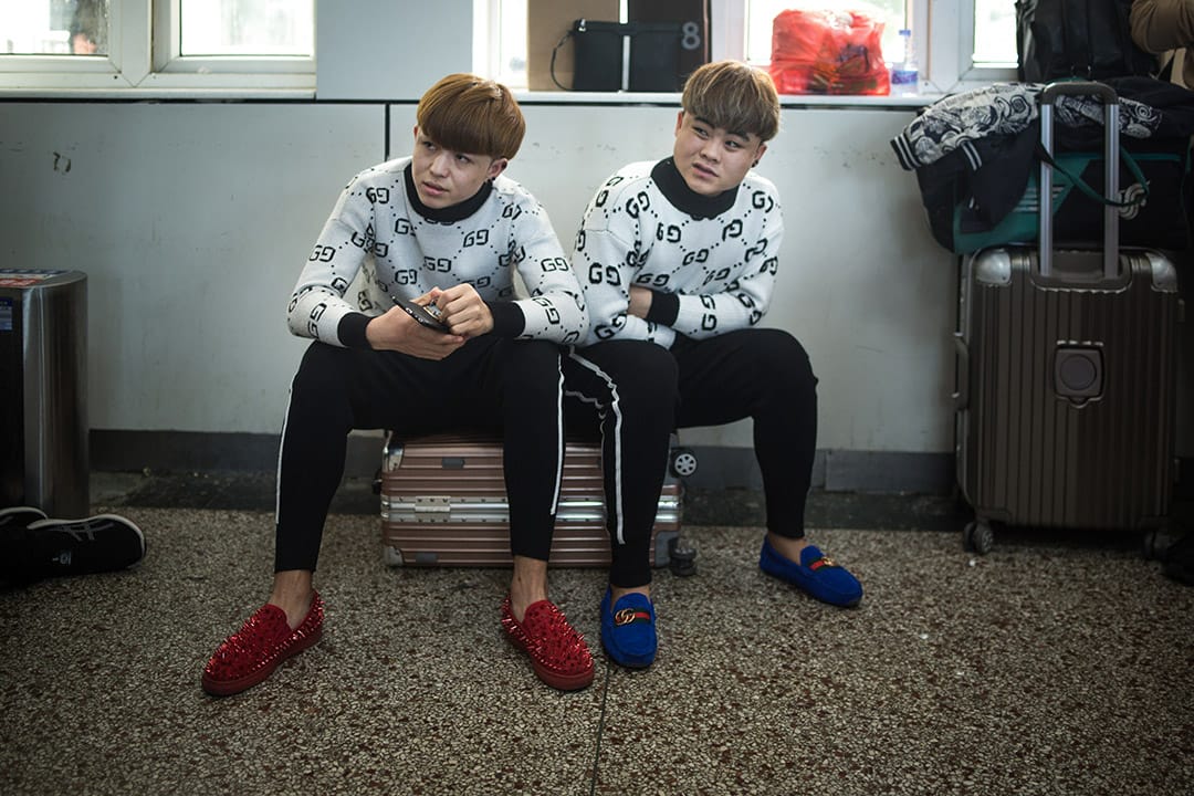 兩名青年在候車室等候登車。