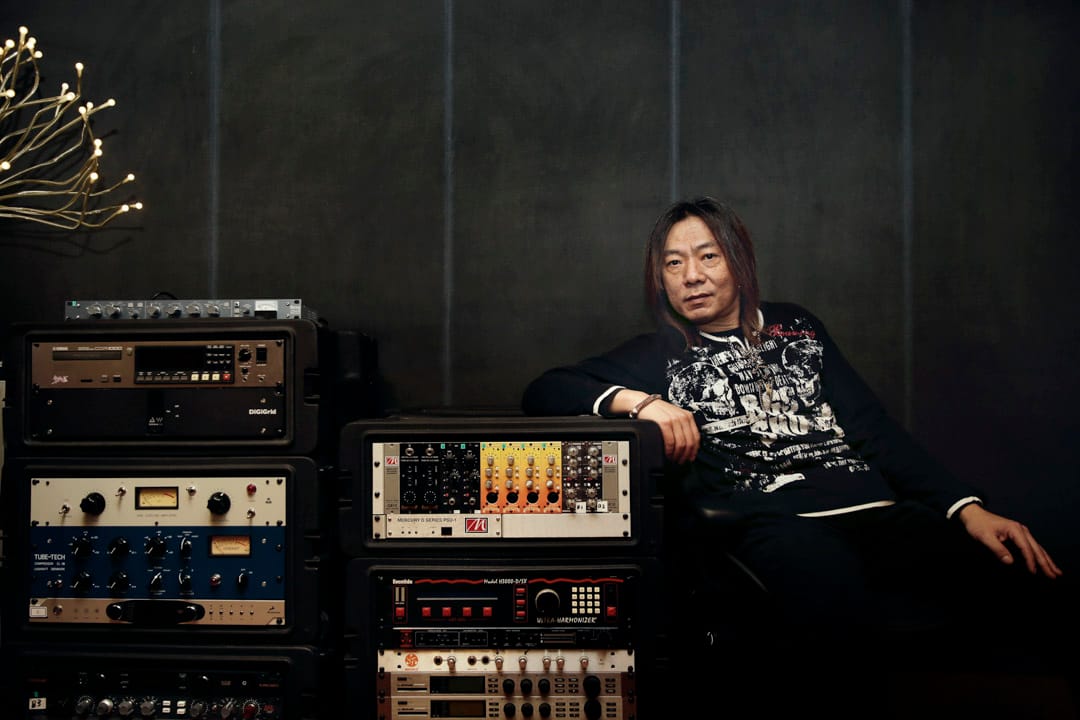 颜仲坤在采访时,嘴边常挂着“没什么区别”、“很幸运”、“也很好啊”,加上他对佛学的兴趣,记者调侃他是一位“佛系”音乐人。他喜欢抽烟,但不挑档次;他喜欢喝咖啡,但不挑豆子。颜仲坤在中国摇滚乐历史最精彩的节点埋头调音,也在最焦虑的城市悠然自得。