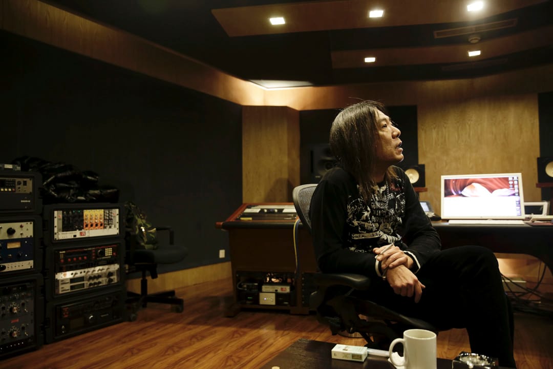 二十多年来,颜仲坤在北京停停走走,经历了中国摇滚从巅峰快速滑落至寂寞的整个过程。期间曾为歌手顺子录制脍炙人口的歌曲《回家》,也帮崔健执导的电影《蓝色骨头》做原声带混音。后来不想再频繁往返两岸,决定在北京定居、生活。