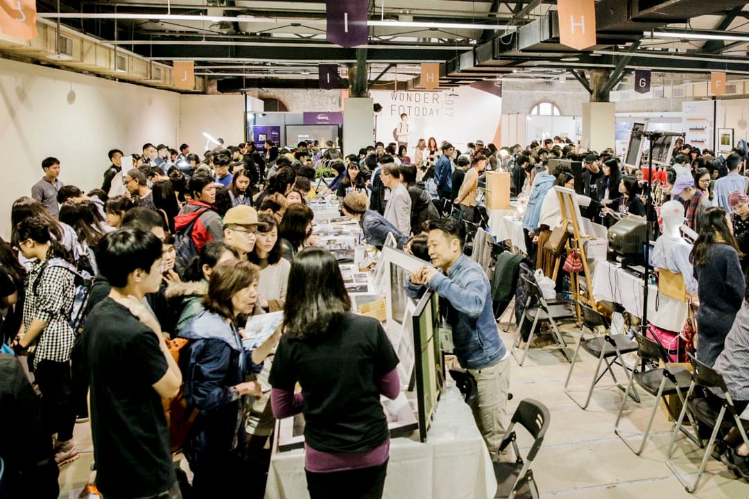 2017年的台北國際攝影藝術交流展，大會租了一千三百平方米的空間做展覽，觀眾依然絡繹不絕。 藝術家必須出席三天的交流展，與觀眾交流創作心得。