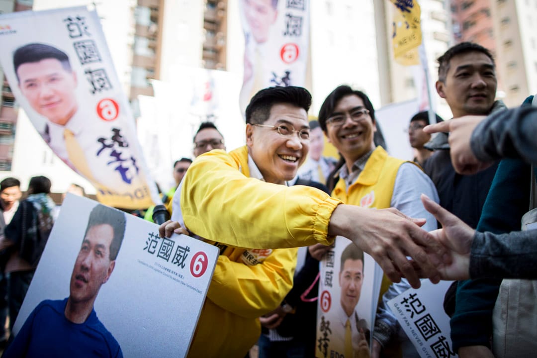 范國威在大圍港鐵站外與市民握手。