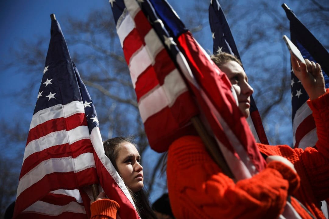 美國紐約,拿著美國國旗的新澤西州學生前來參與「March for Our Lives」全國性槍械管制遊行活動。