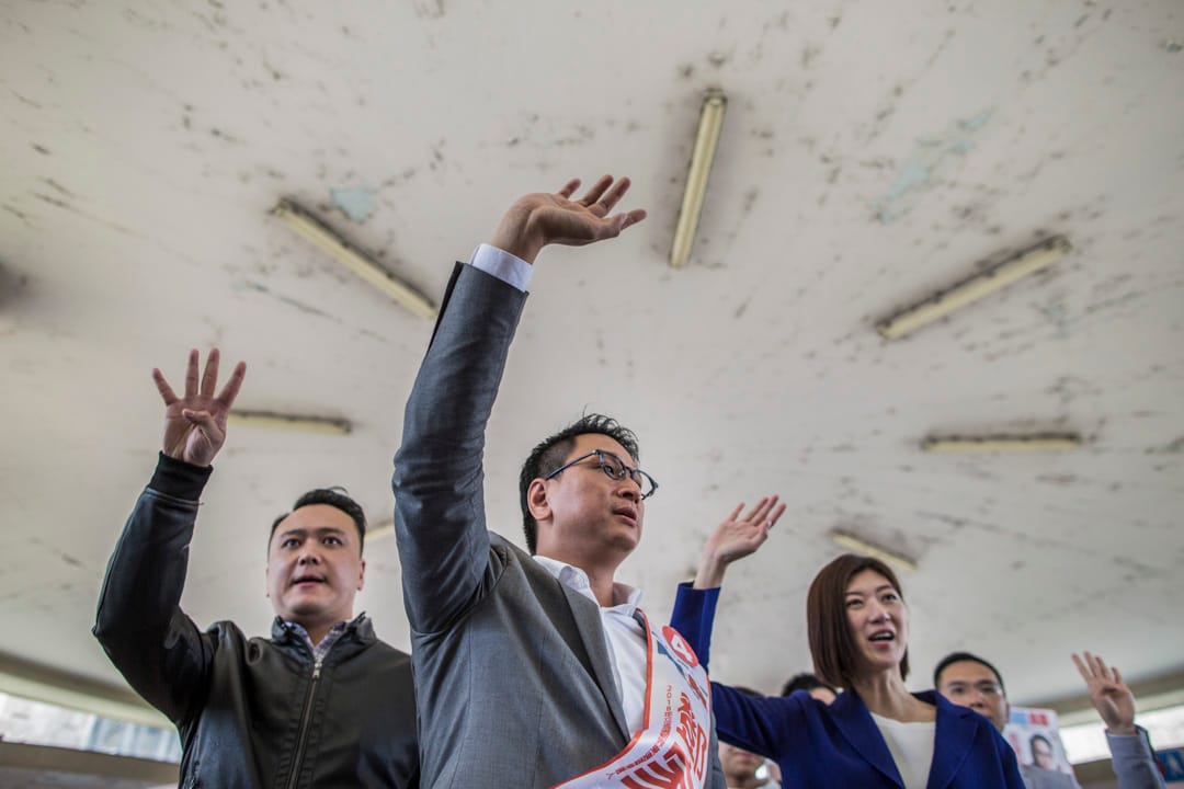 鄧家彪與容海恩等建制派人士在大圍天橋上向市民揮手。