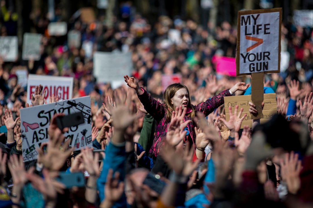 美國華盛頓州城市西雅圖,數以百計示威者響應號召,到西雅圖中心參與「March for Our Lives」全國性槍械管制遊行活動。