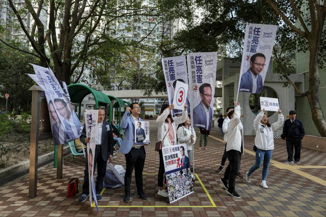 任亮憲在小西灣邨拉票。