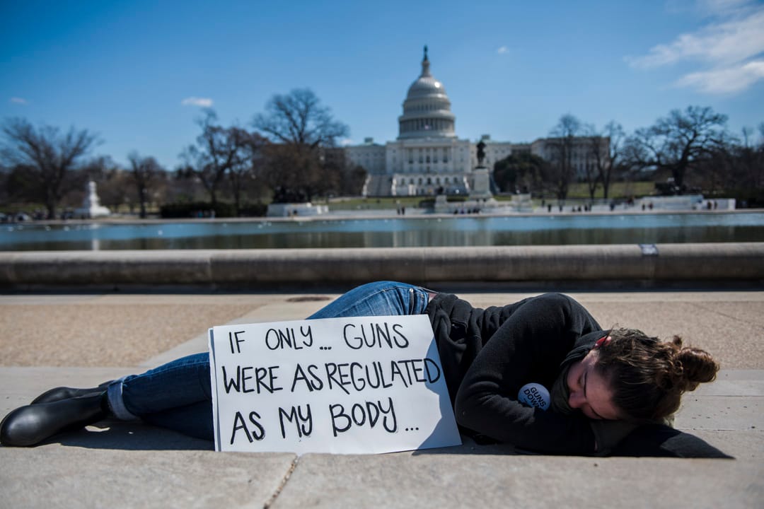 美國首都華盛頓,特意從佛羅里達州駕車到來,19歲的Catherine Monroe於參加集會前在林肯紀念堂的倒影池前休息。