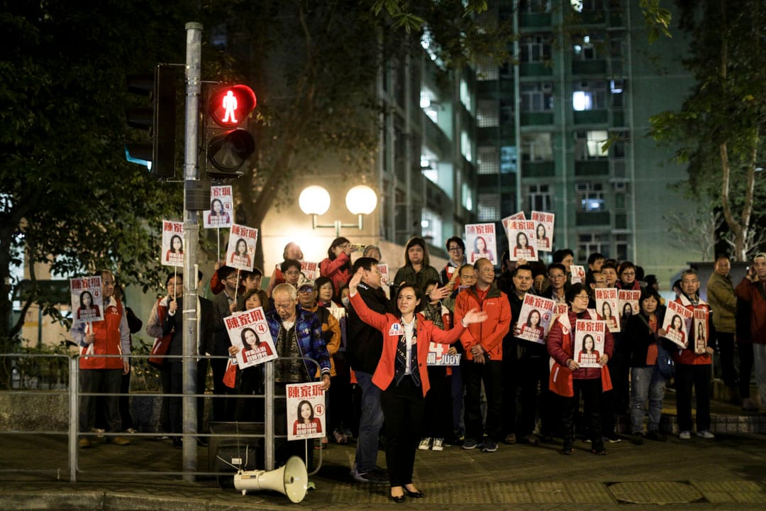 臨近投票結束,陳家珮在小西灣巴士總站見傳媒 。