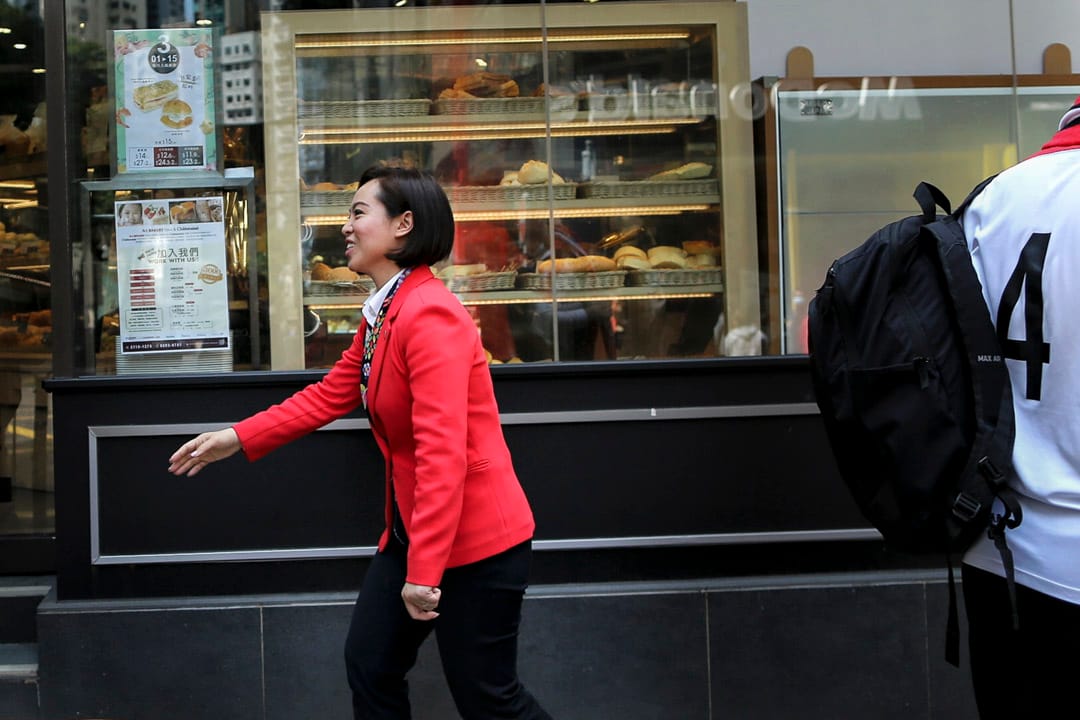 陳家珮與建制派在西環觀龍樓拉票。