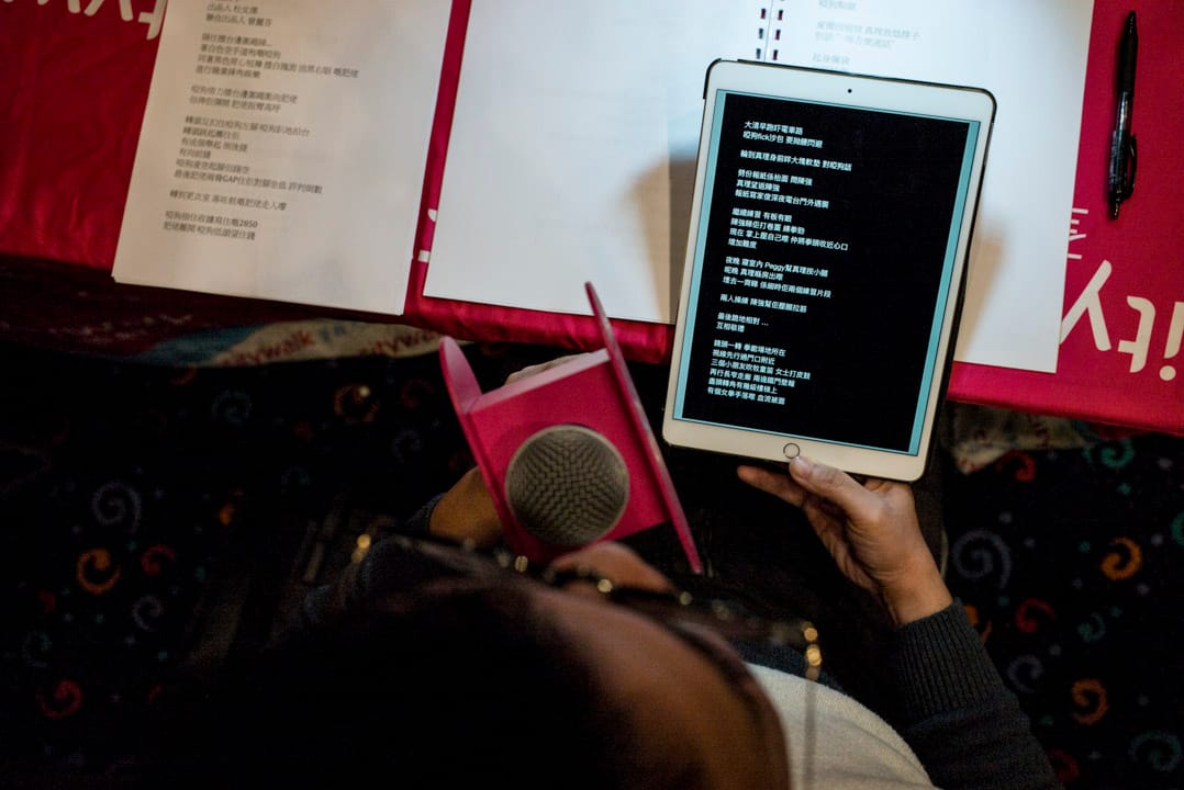 《空手道》正式放映还有15分钟，口述影像员Peter在电影院内一边反复练习，一边在口述影像稿上圈画校对。