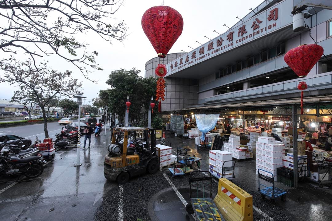 北農自設立之初,便洋溢著濃厚的互助與公益色彩,負責調節供需平衡,有「形成合理農產價格,讓農民與商販間的競爭力量取得平衡」的公共任務。