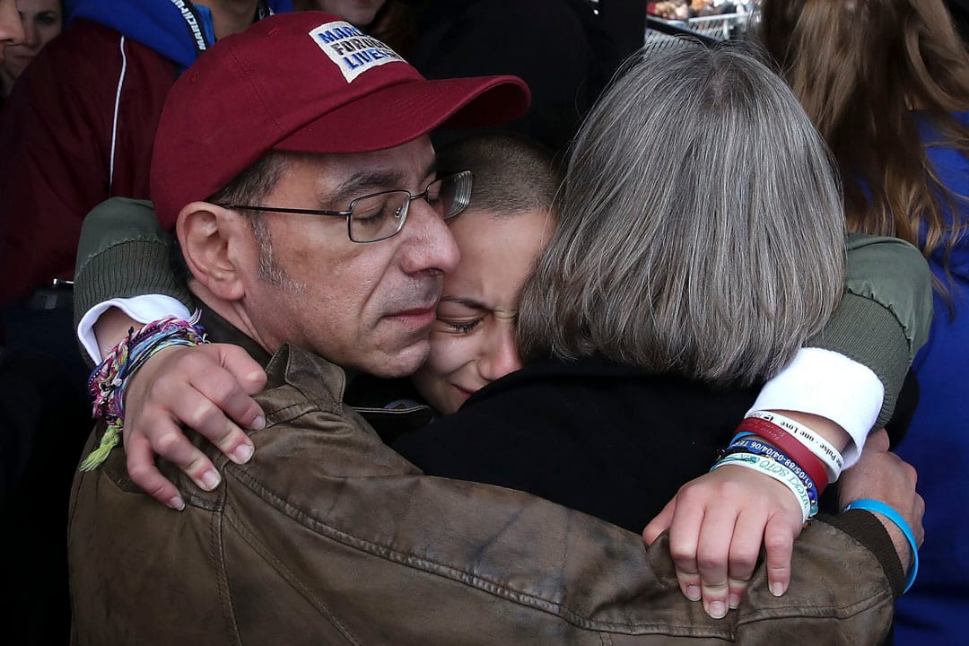 美國首都華盛頓,弗羅里達州帕克蘭校園槍擊案生還學生之一,這次遊行的其中一位發起人Emma Gonzalez在發表講話後,到後台擁抱父母。