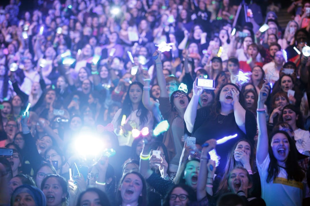 迷妹的身份,让她在马来西亚见证港台、哈日与韩流的大时代,安顿偶尔迷惘的自己,也因而学好中文、日文与韩文,在平凡的生活中,展开不一样的旅程。