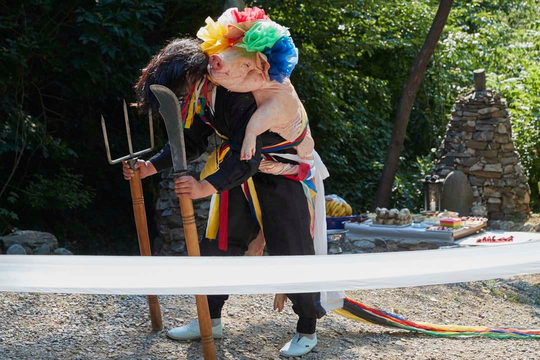 韩国堤川市,一名萨满巫师的男门徒正在仪式中表演。一般萨满巫师都会收取门徒,而门徒数量取决于法巫师的知名度和能力。门徒会尊称巫师为神圣的母亲和对她们绝对服从。