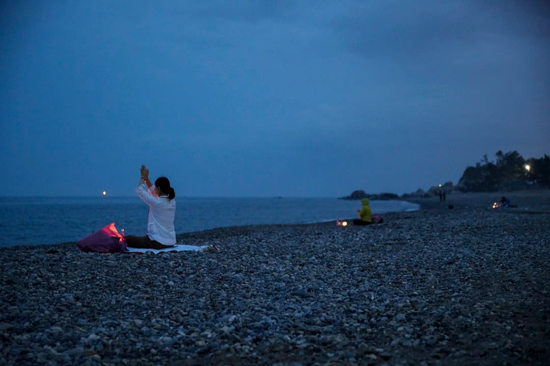 韩国庆州市,萨满巫师在新罗第30代君主文武王的海底皇陵滨处燃烛祈祷。