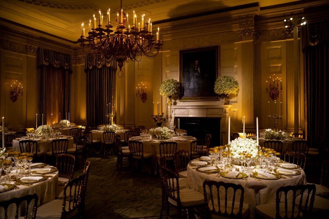 2018年4月23日,美国首都华盛顿,美国总统特朗普在白宫国宴厅设宴款待到访的法国总统马克龙及其夫人特罗尼厄(Brigitte Trogneux),这是特朗普上任后首次举行国宴。马克龙这次到访主要目标是游说特朗普不要退出伊朗核协议。