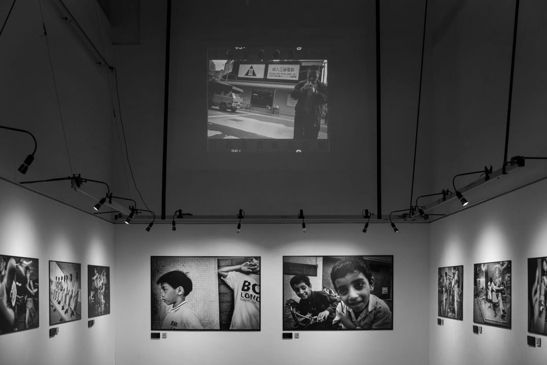 謝至德的《萬念‧叢生》攝影展，照片選自1990年至2000年自發的攝影計劃《香港面貌》。