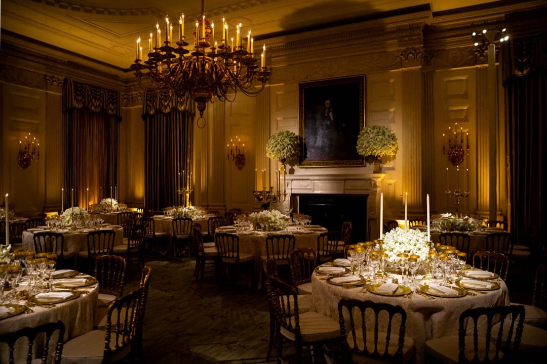 2018年4月23日,美國首都華盛頓,美國總統特朗普在白宮國宴廳設宴款待到訪的法國總統馬克龍及其夫人特羅尼厄(Brigitte Trogneux),這是特朗普上任後首次舉行國宴。馬克龍這次到訪主要目標是遊說特朗普不要退出伊朗核協議。