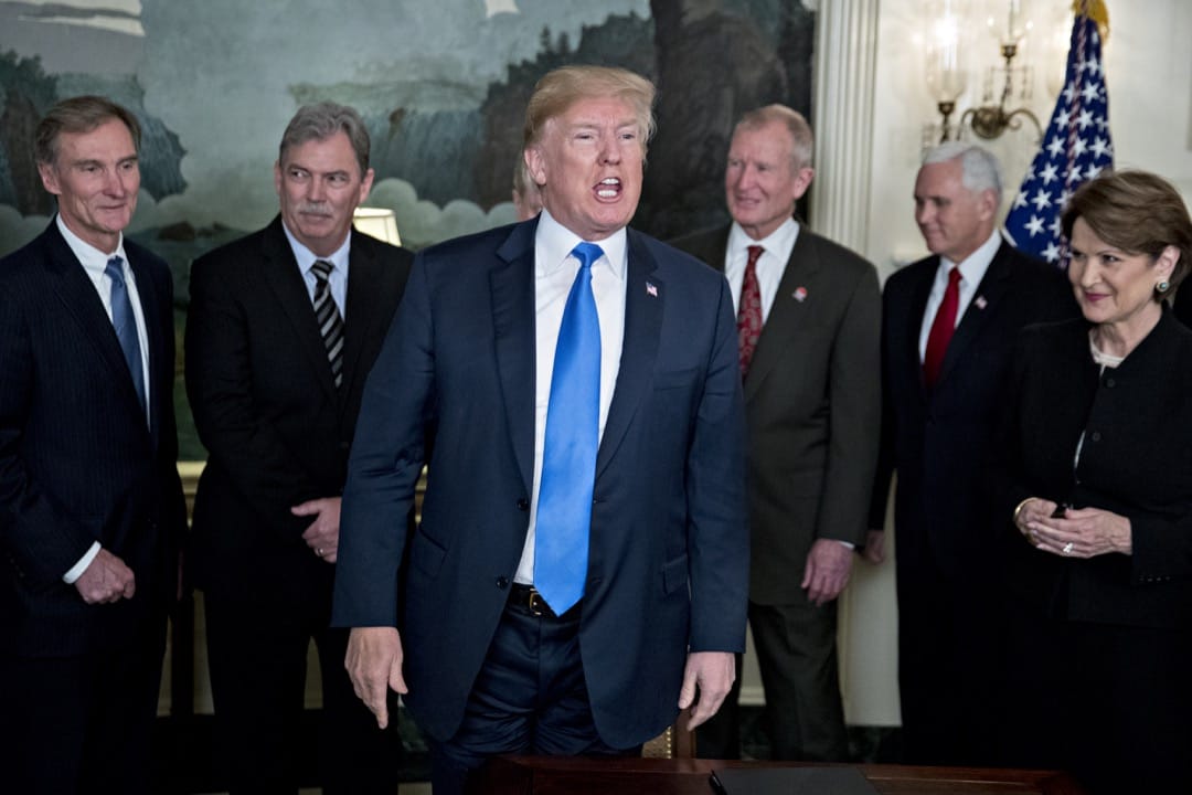 美国认为，为了纠正中国以各种不公平的方式取得美国的知识产权的现象，必须以适当的行为回应，关税只能算满足国内民粹的前菜，还有两项措施才是主菜，即是限制中资与诉诸世贸组织的法律战。图为3月22日，美国总统特朗普签署签署“中国经济侵略”备忘录。