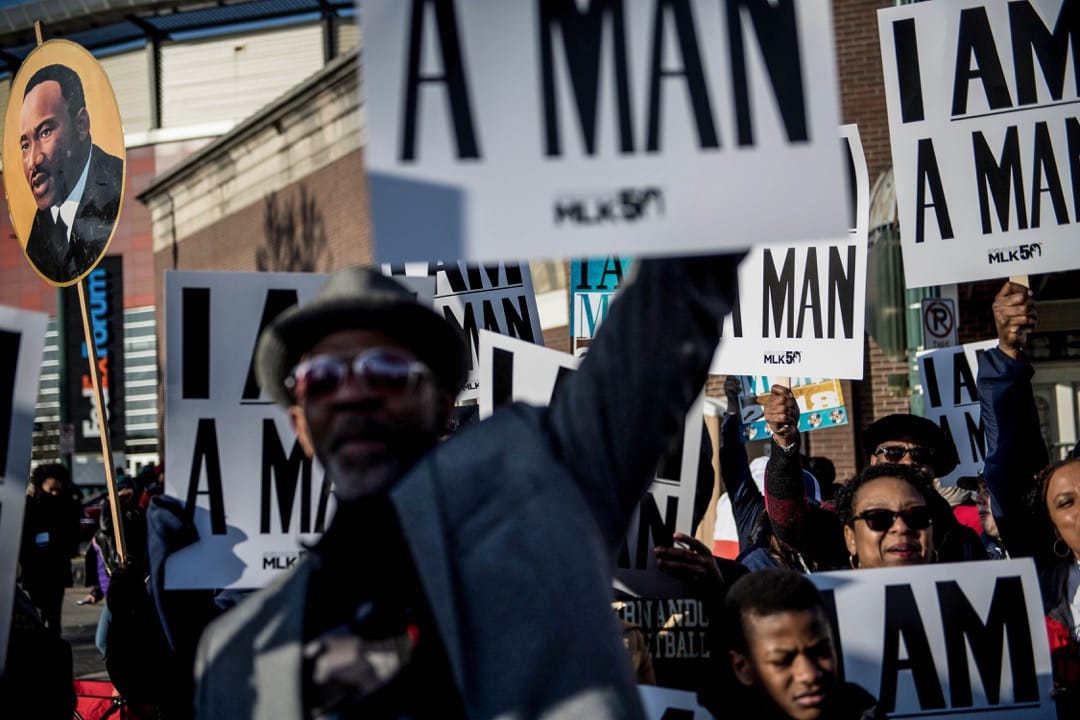 2018年4月4日,美國田納西州孟菲斯,有活動紀念馬丁·路德·金遇刺50週年,一名參加者高舉一張馬丁·路德·金的肖像。