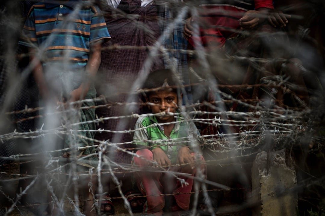 2018年4月25日,緬甸若開邦,羅興亞難民站在緬甸孟加拉的邊界線上,邊界拉起重重鐵絲網。