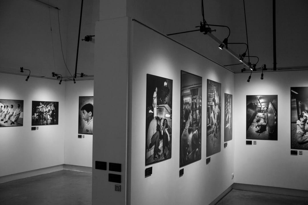 謝至德的《萬念‧叢生》攝影展，照片選自1990年至2000年自發的攝影計劃《香港面貌》。