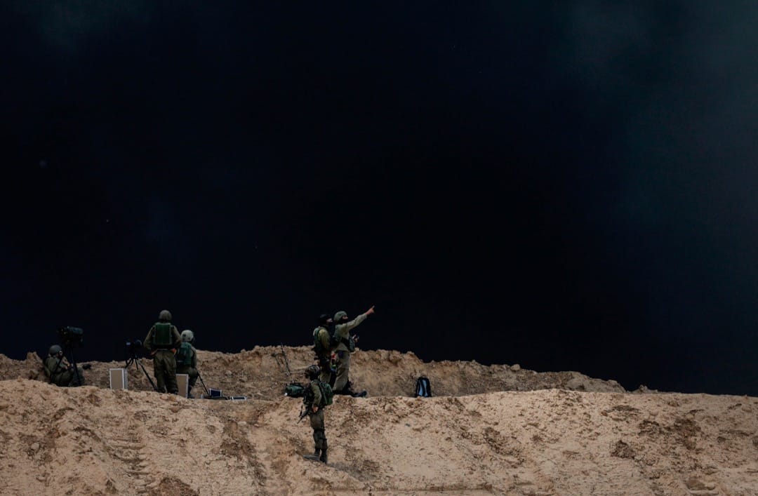 2018年4月6日,以色列邊防部隊在加沙邊境駐守,巴勒斯坦示威者在邊境的另一邊焚燒輪胎製造一層濃厚的黑色煙幕,