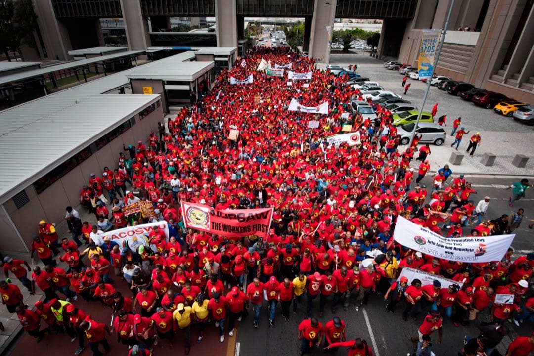 2018年4月25日,南非開普敦,南非工會聯合會成員及支持者參與示威遊行,為全國性大罷工的活動之一,反對政府提出的最低工資金額。