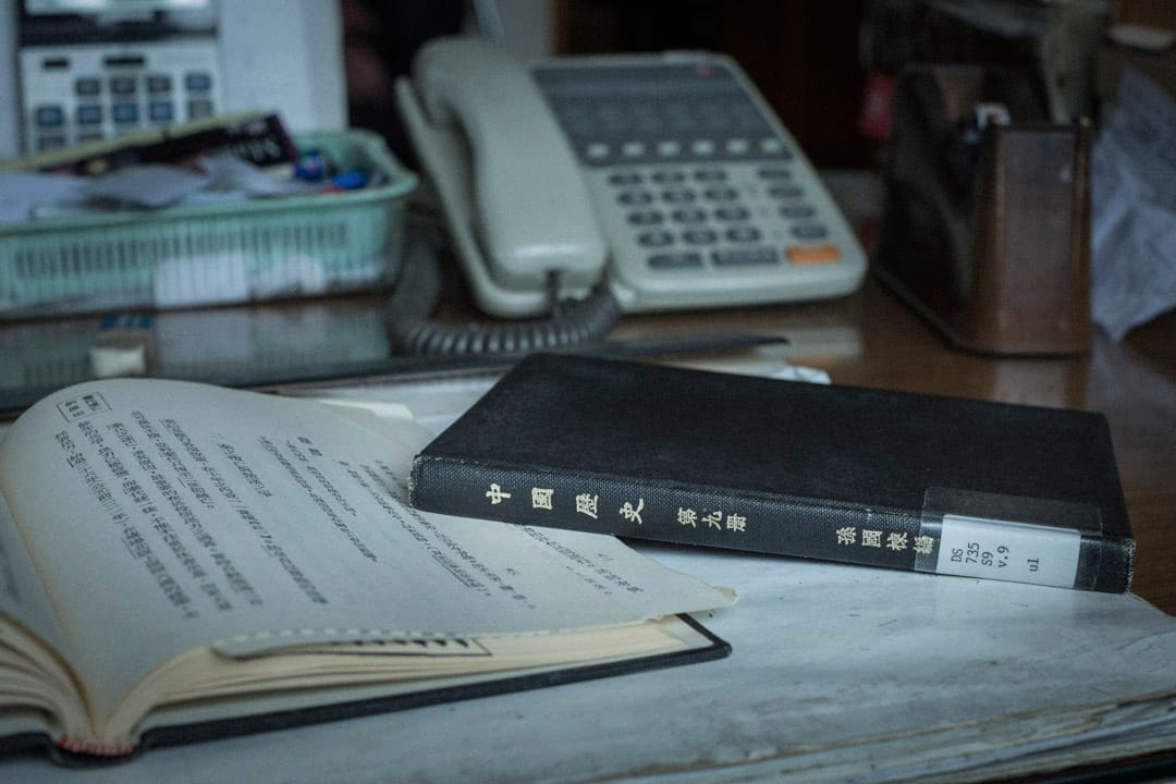 香港第一本中史课本《中国历史》,六十多年前由“人人”出版——校订者是国学大师钱穆,作者则是钱穆学生、史学家孙国栋。