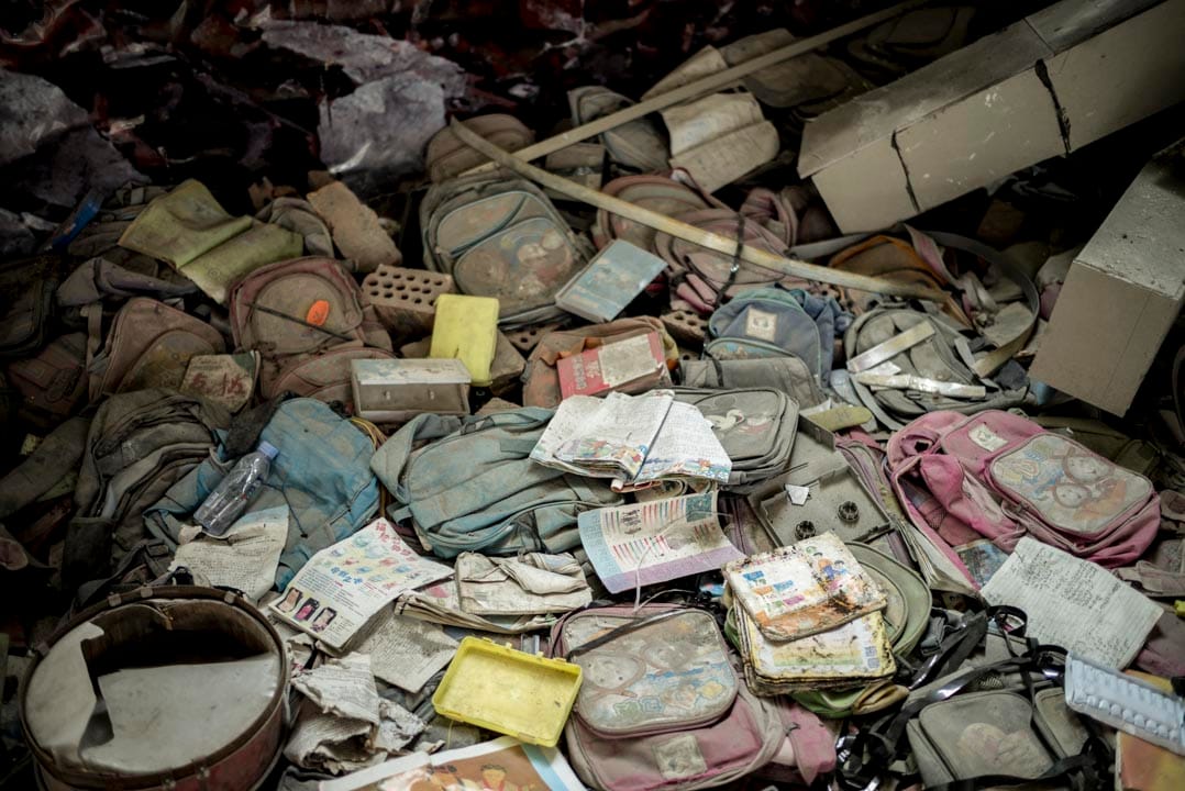 四川什邡市穿心店地震遗址中设有一个纪念馆,展示了一些遇难学生的书包。