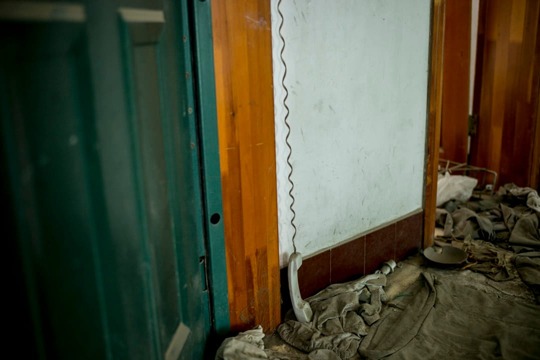 四川北川地震遗址,一座震后危楼中,还残留着十年前居民的生活痕迹。