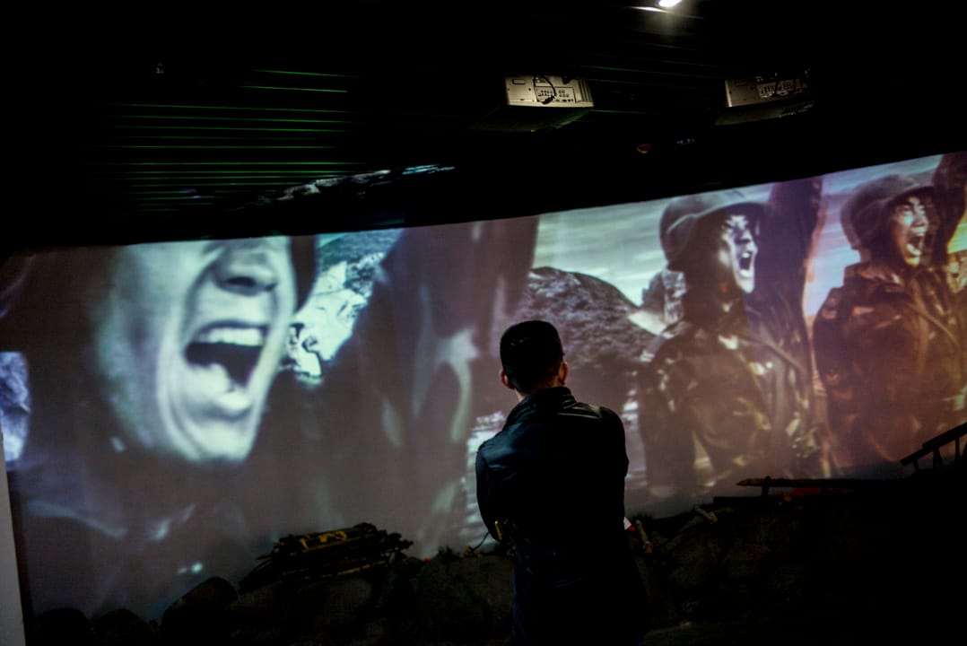 四川汉旺地震遗址的博物馆中,循环播放着十年前热血澎湃的救灾影像。