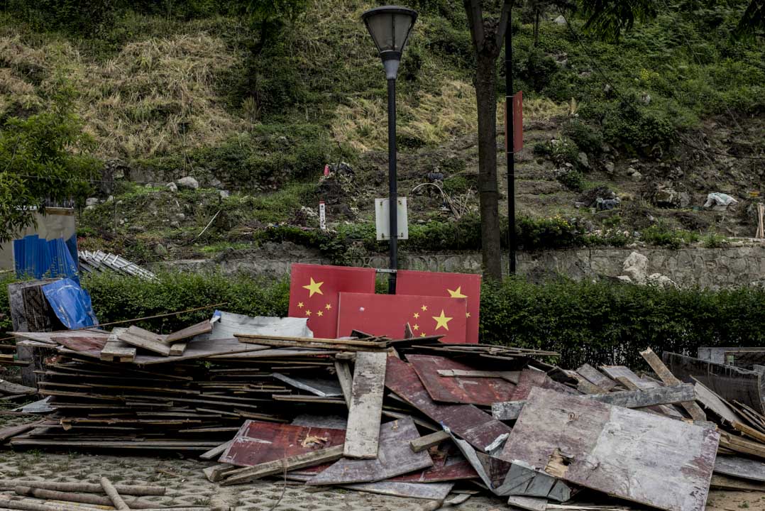 映秀地震遗址,如今成了国家4A级旅游景区,一些工人正用木板和红旗在打造新工程。