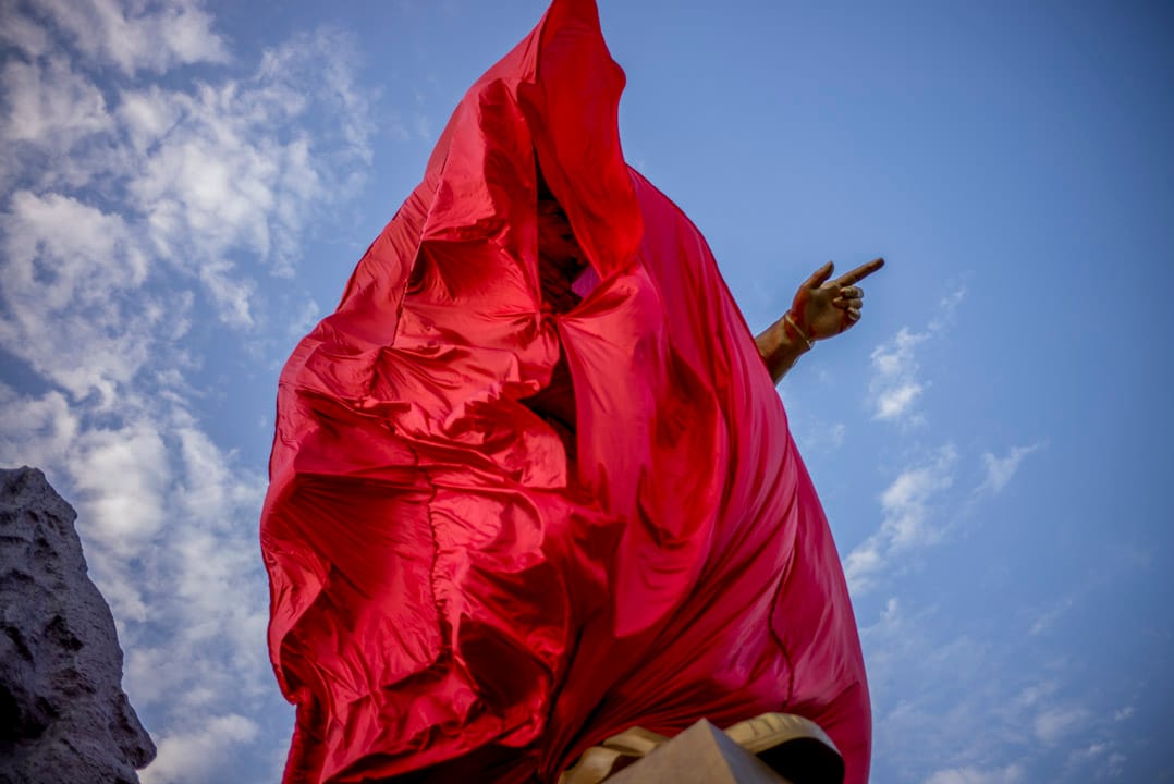 2018年4月,地震后重建的北川新县城,一座大禹治水的大型雕塑正准备揭幕。