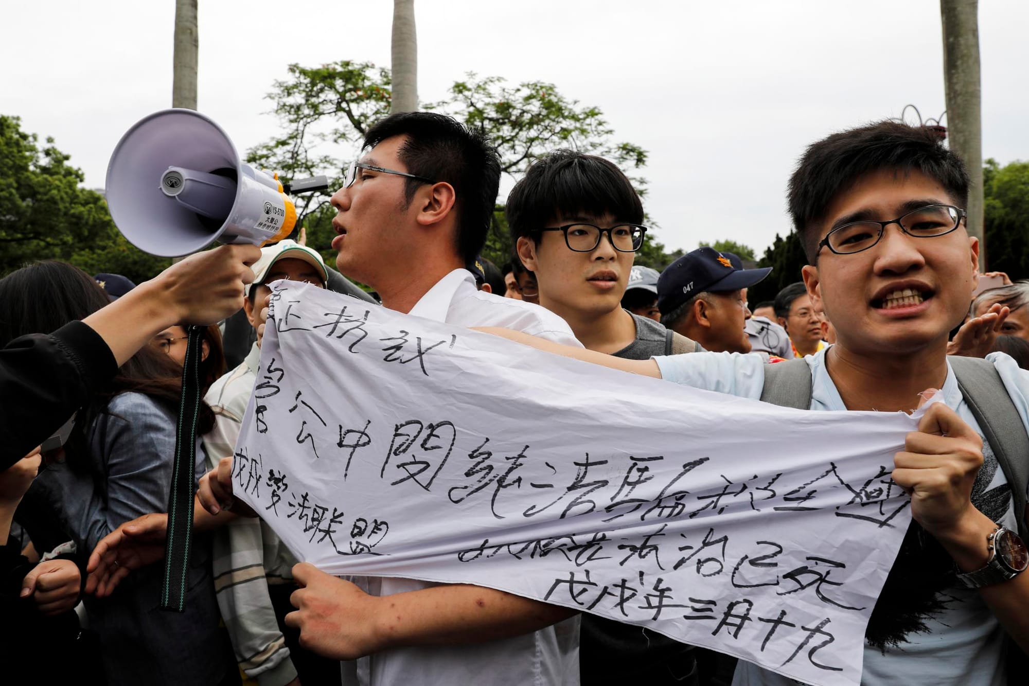 「新五四運動」集會現場有反管學生到場拉白布,與挺管一方爆發拉扯衝突。