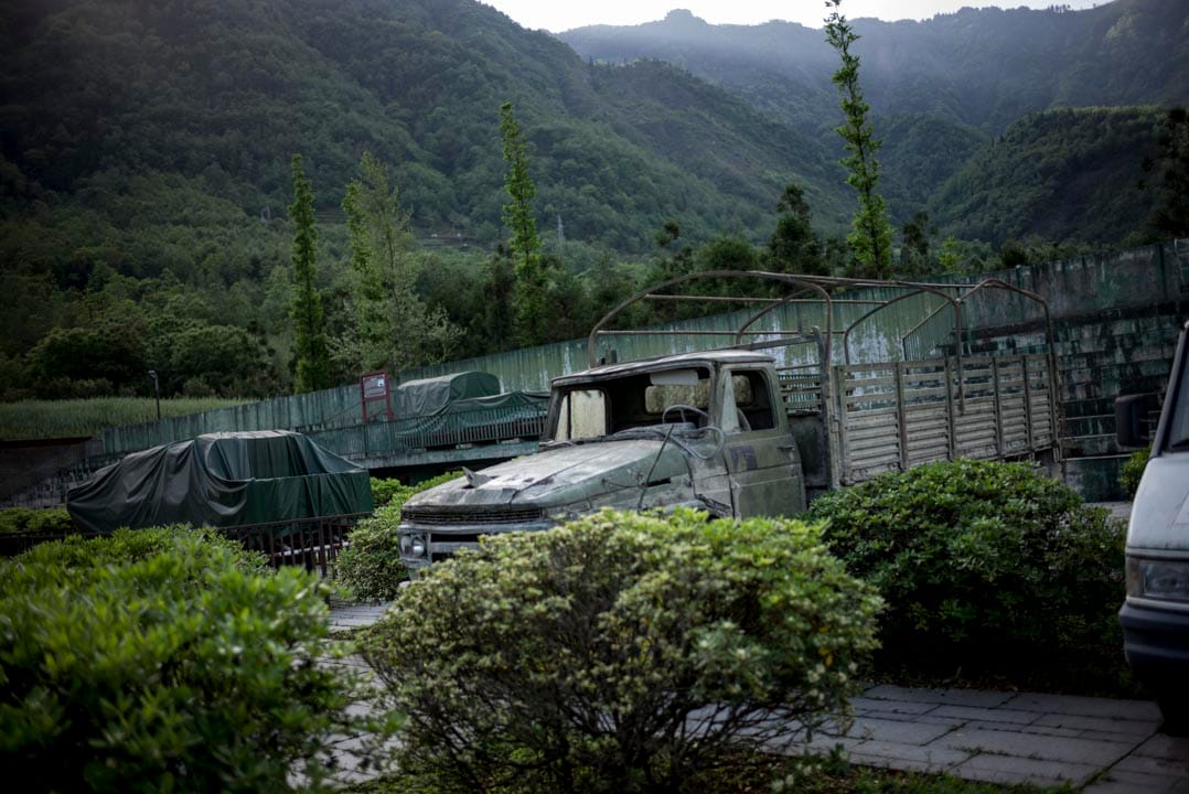 北川地震遗址的一隅,安放着十年前曾用于抗震救灾的一辆车。