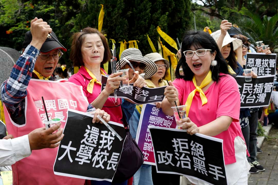 現場參與人士準備不同的示威標語。