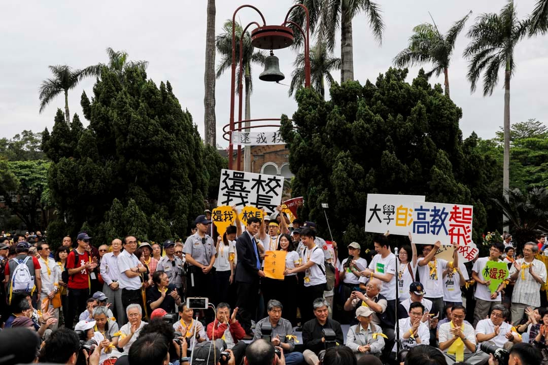 台大代理校長郭大維在傅鐘前接受學生陳情書。