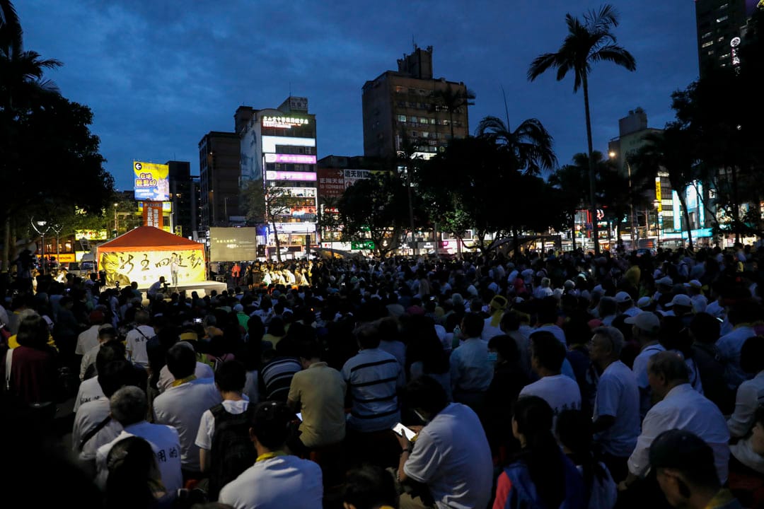 黃昏,台大師生從傅鐘轉移陣地,至校門口舉辦「愛台大 為大學自主而戰」 燭光晚會。