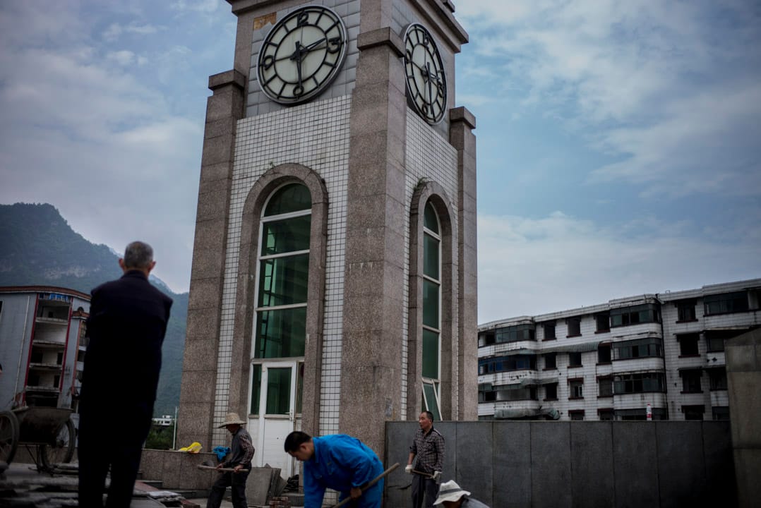 四川汉旺地震遗址,几个工人在建造新工程,他们都经历过十年前的大地震。