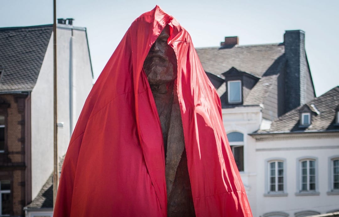 2018年5月5日,德國哲學家馬克思故居德國城鎮特里爾,有儀式為中國贈送的馬克思銅像揭幕。銅像重2.3噸,高4.4米。