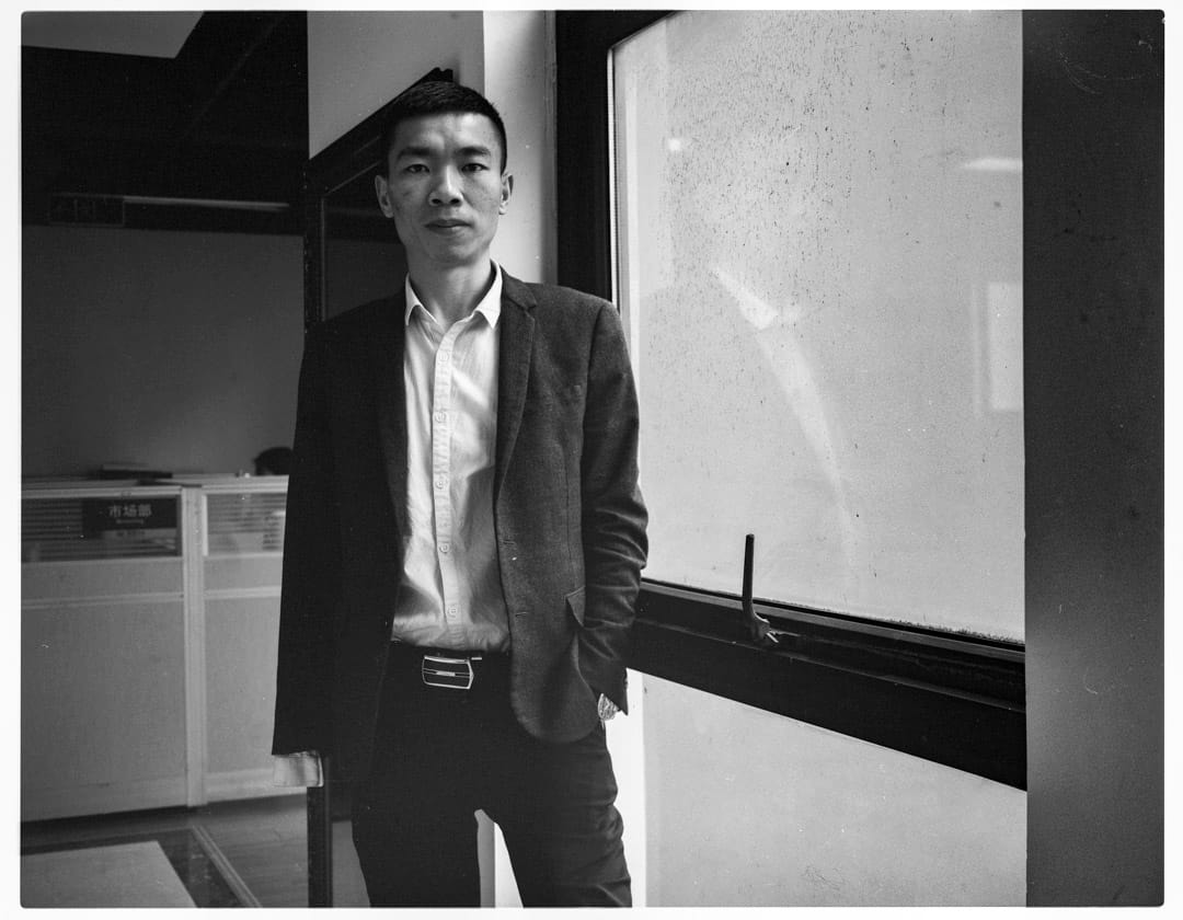 袁孝偉，地震發生時17歲，北川中學高二學生，被壓廢墟下48小時後獲救，失去右臂，在Stand Tall（一群香港骨科醫生為幫扶地震傷員而成立的NGO）幫助下安裝電子手，後成為康復治療師，如今在一家康復器械公司工作。