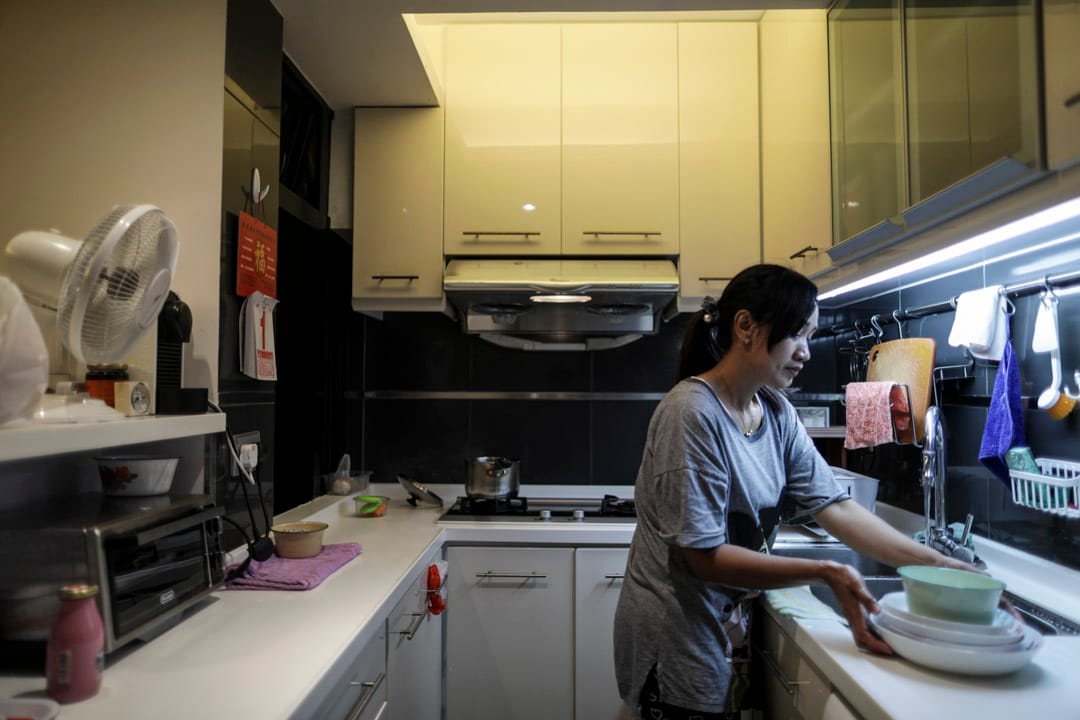 印尼籍家傭Tini來港工作才數月，每逢假日都會與同鄉一起到銅鑼灣或旺角逛街、到維園野餐，五一勞動節亦如是。晚上回家後，為雇主煮飯做家務。