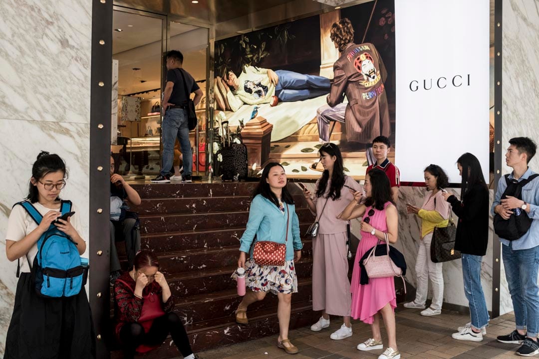 2018年5月1日早上，尖沙咀廣東道，旅客正在等待名店開店。